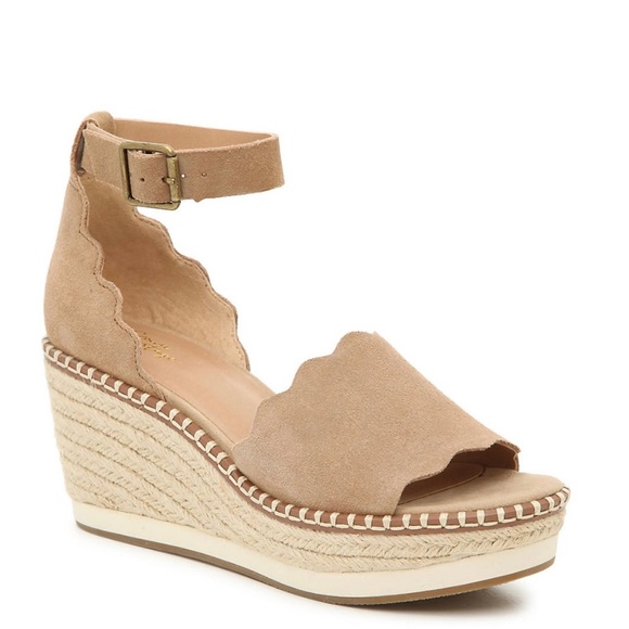 A sunny-day wedge that easily matches all! - Picture 8 of 8
